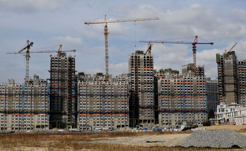 Unfinished buildings are a common sight in the still under construction Sejong City which is due to be completed in 2030. (Salgu Wissmath/ The Sejong Dish)