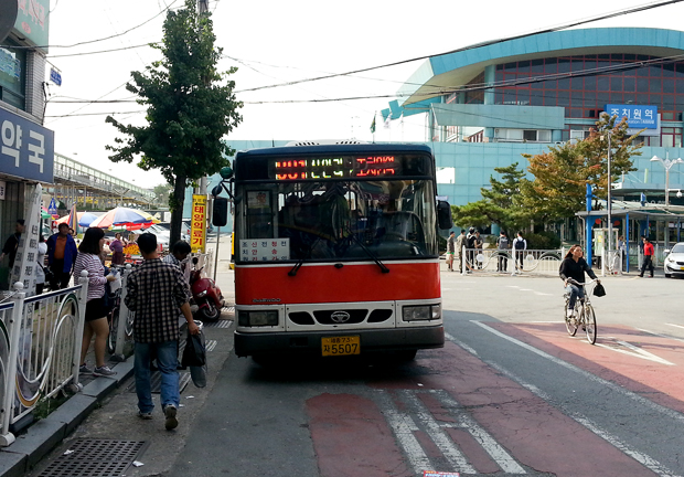 I, armed with a cellphone camera, a multicolored pen, and several scraps of paper, choose a Sunday to take a random bus—whatever the first bus there was, and that bus was the 801... (Kris Sevillena/ The Sejong Dish)