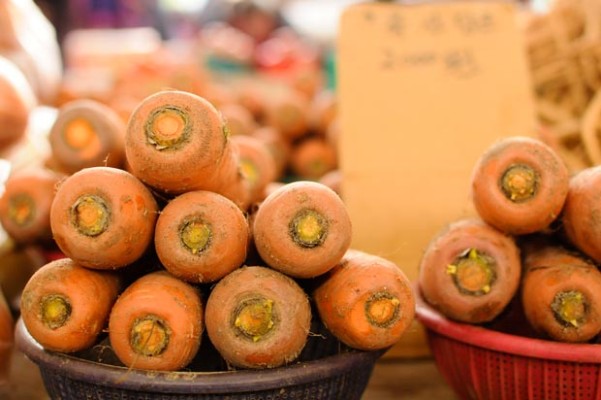 Carrots and other fresh produce for sale at Sejong City Traditional Market in Jochiwon, South Korea, on Saturday December 14th. The Sejong City Traditional Market has special market days during the month on days ending in 4 or 9. (Salgu Wissmath/ The Sejong Dish)