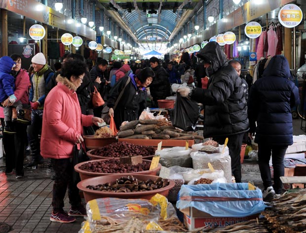 The Sejong City Traditional Market  has special market days during the month on days ending in 4 or 9.  (Salgu Wissmath/ The Sejong Dish)