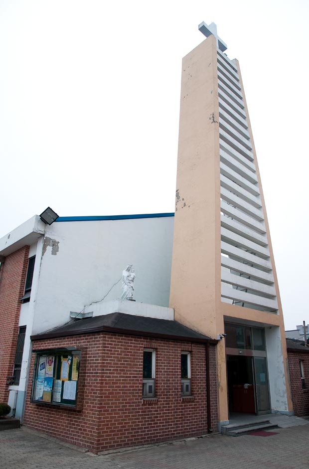 The Jochiwon Catholic Church holds mass every Sunday at 6 a.m., 9 a.m., 11 a.m., 3 p.m., and 7 p.m. (Salgu Wissmath/ The Sejong DIsh)