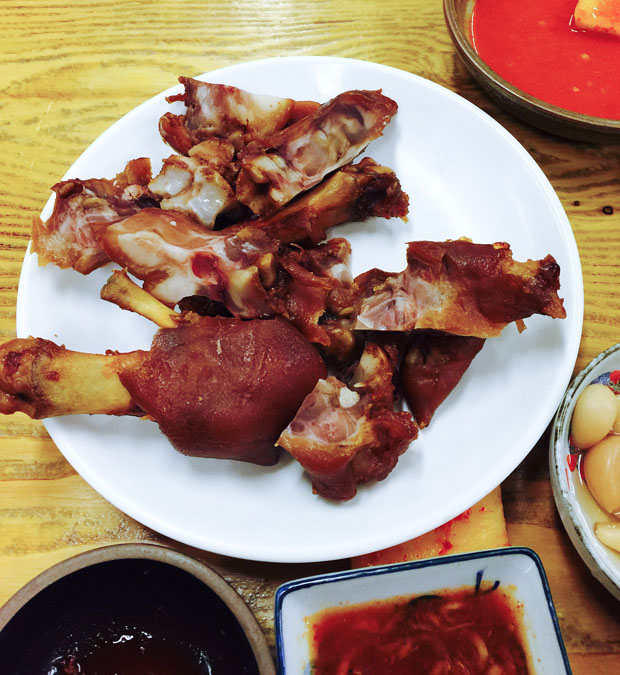 Jokbal, Korean-style pigs feet, is the restaurant's other specialty. (Sejong Dish/ Chaweon Koo)